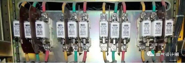 配電室中有哪些類型的低壓配電柜電壓？配電柜主要內部組件是什么？