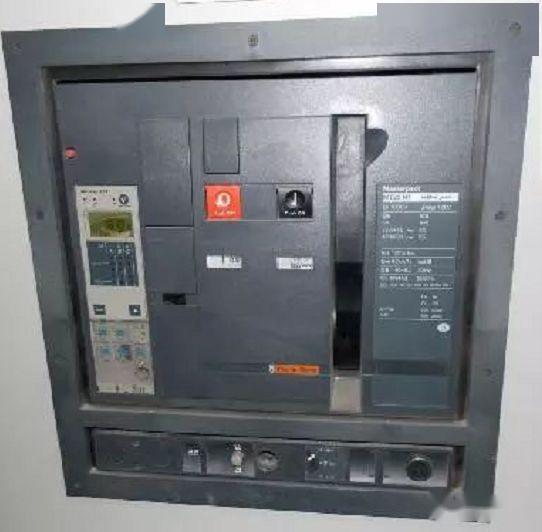 配電室中有哪些類型的低壓配電柜電壓？配電柜主要內部組件是什么？