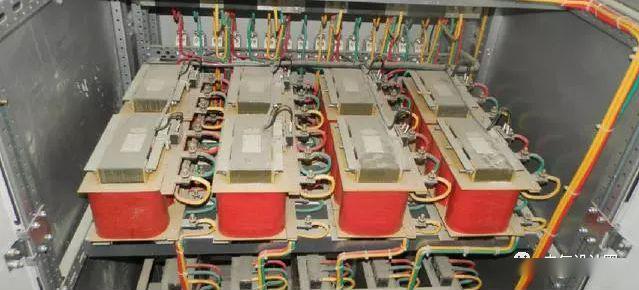 配電室中有哪些類型的低壓配電柜電壓？配電柜主要內部組件是什么？
