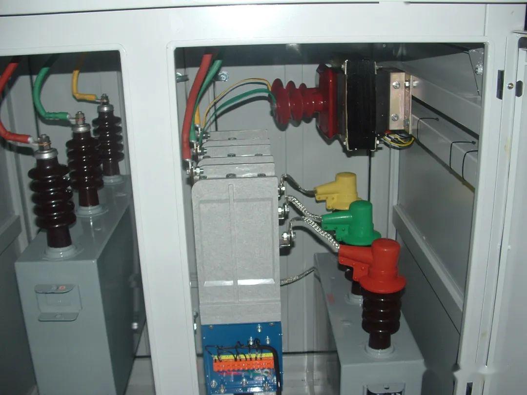 配電室中有哪些類型的低壓配電柜電壓？配電柜主要內部組件是什么？