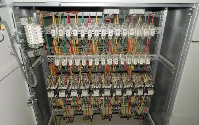 配電室中有哪些類型的低壓配電柜電壓？配電柜主要內部組件是什么？