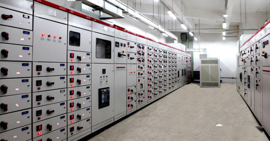 配電室中有哪些類型的低壓配電柜電壓？配電柜主要內部組件是什么？