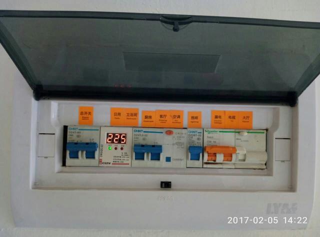跟著師傅學(xué)做配電箱，看到師傅的手藝，我不好意思開始